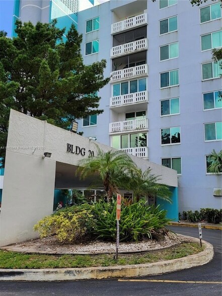 919 Hillcrest Dr, Unit 306 in Hollywood, FL - Building Photo