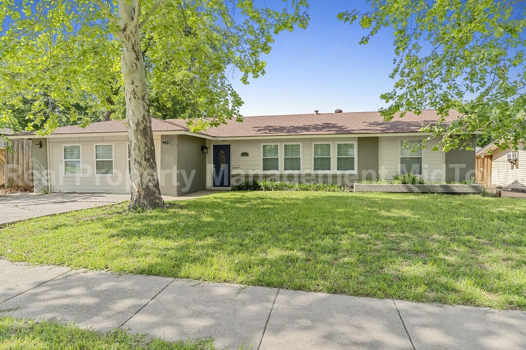 2211 Huntington Dr in Arlington, TX - Building Photo