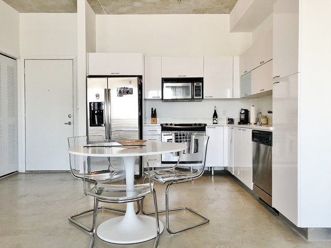 234 NE 3rd St, Unit 1605 in Miami, FL - Building Photo - Building Photo