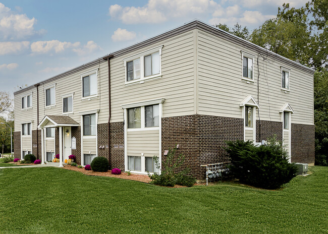 Crossroads Village Apartments in Liberty, MO - Building Photo - Building Photo