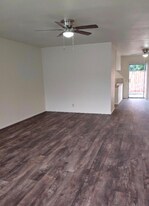 493 E Vista Chino in Palm Springs, CA - Building Photo