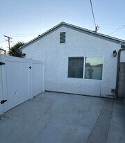 6511 Clybourn Ave in North Hollywood, CA - Building Photo
