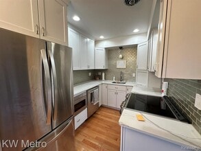 17560 Mack Ave in Grosse Pointe, MI - Building Photo - Building Photo