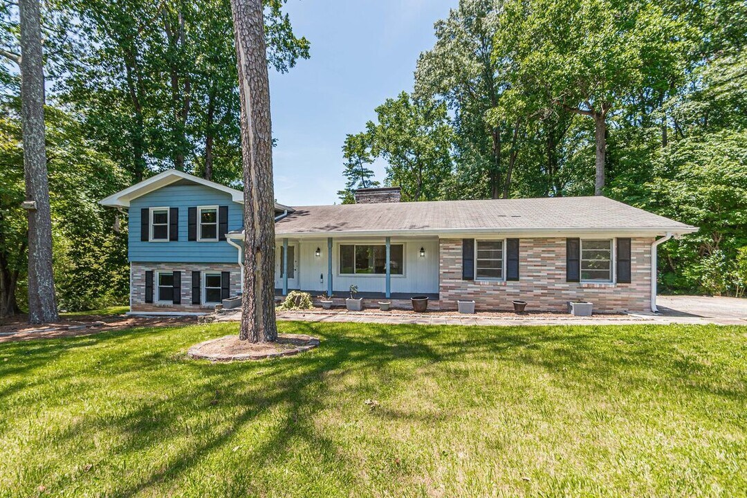 1574 Old Spring House Ln in Dunwoody, GA - Building Photo