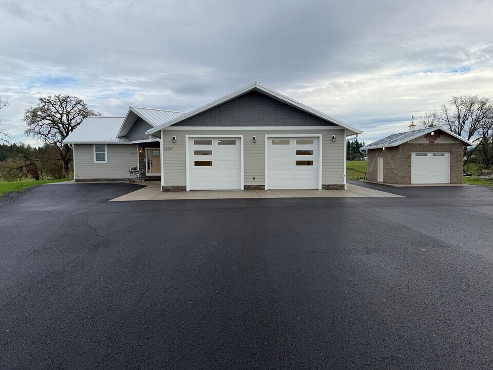 38797 Griggs Dr in Lebanon, OR - Building Photo