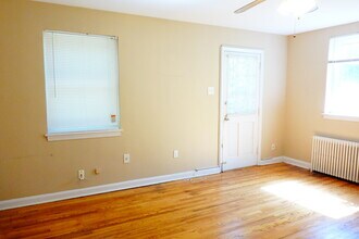 8203 Garland Ave, Unit 2 in Takoma Park, MD - Foto de edificio - Building Photo