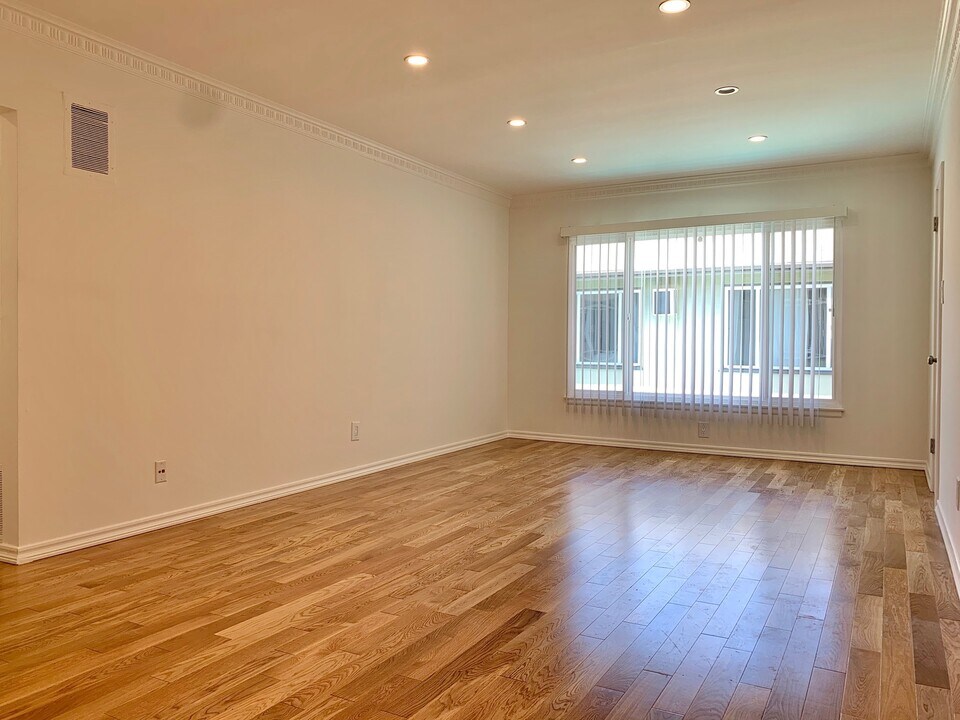 1233 N Harper Ave in West Hollywood, CA - Building Photo