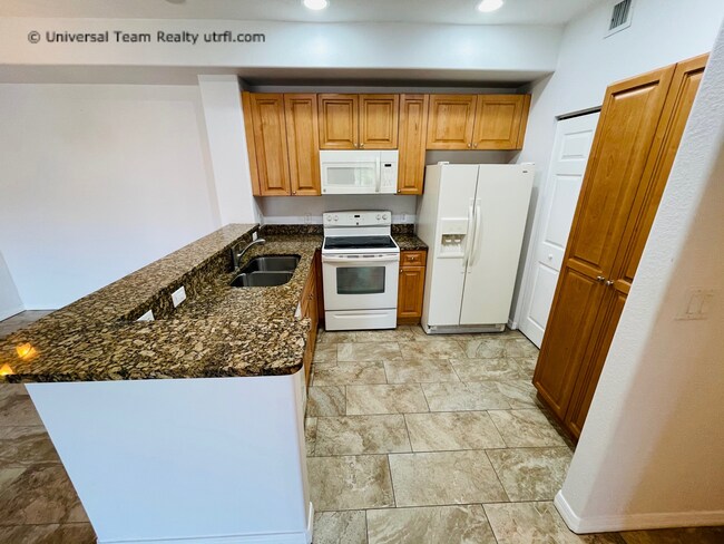 13190 Bella Casa Cir in Ft. Myers, FL - Building Photo - Building Photo