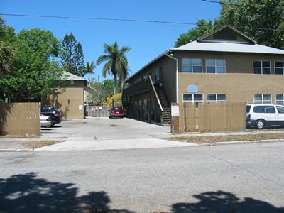 Tina Apartments in Sarasota, FL - Foto de edificio