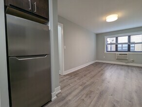 503 W Barry Ave, Unit 224 in Chicago, IL - Foto de edificio - Building Photo