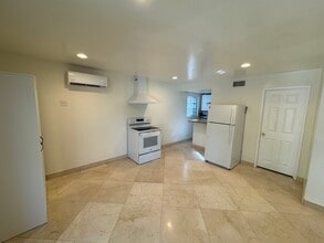 22924 De Kalb Dr, Unit Guesthouse ADU in Calabasas, CA - Foto de edificio - Building Photo