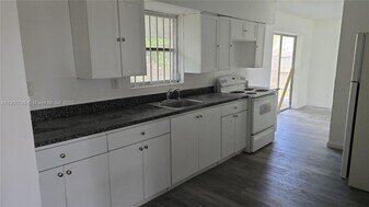 5167 Pat Pl in West Palm Beach, FL - Building Photo