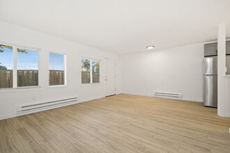 Vashon Vue Apartments in Des Moines, WA - Building Photo - Building Photo