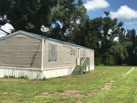 5553 Hartsfield Rd in Marianna, FL - Building Photo