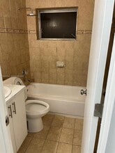 210 NE 40th Ct in Oakland Park, FL - Building Photo - Building Photo