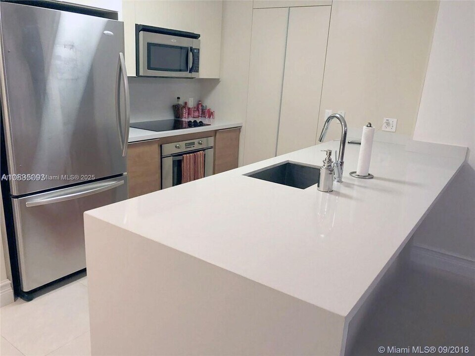 300 S Biscayne Blvd in Miami, FL - Building Photo