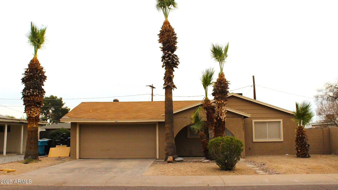 4043 W Lawrence Ln in Phoenix, AZ - Building Photo