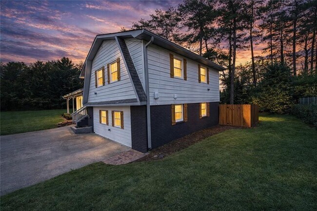 3210 Ebenezer Rd NE in Marietta, GA - Foto de edificio - Building Photo