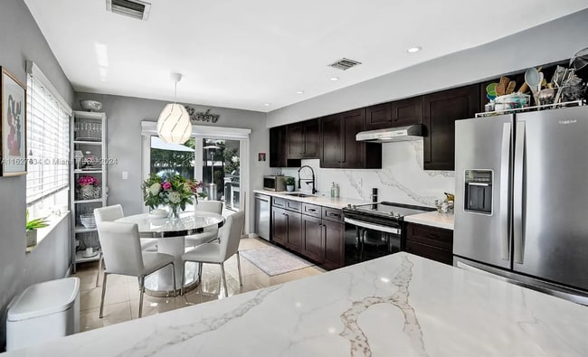 1001 NE 17th Ct in Fort Lauderdale, FL - Foto de edificio - Building Photo