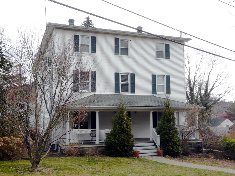 21 Oak Ridge St in Greenwich, CT - Building Photo