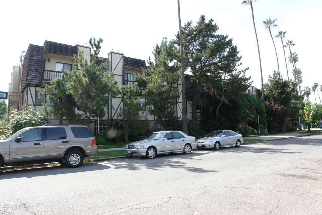 Barclay Square Apartment in Sherman Oaks, CA - Building Photo