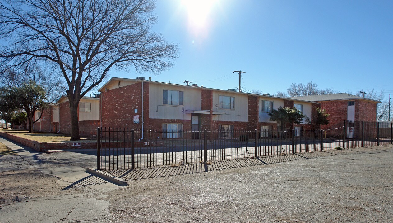 River Oaks Villa in Lubbock, TX - Building Photo