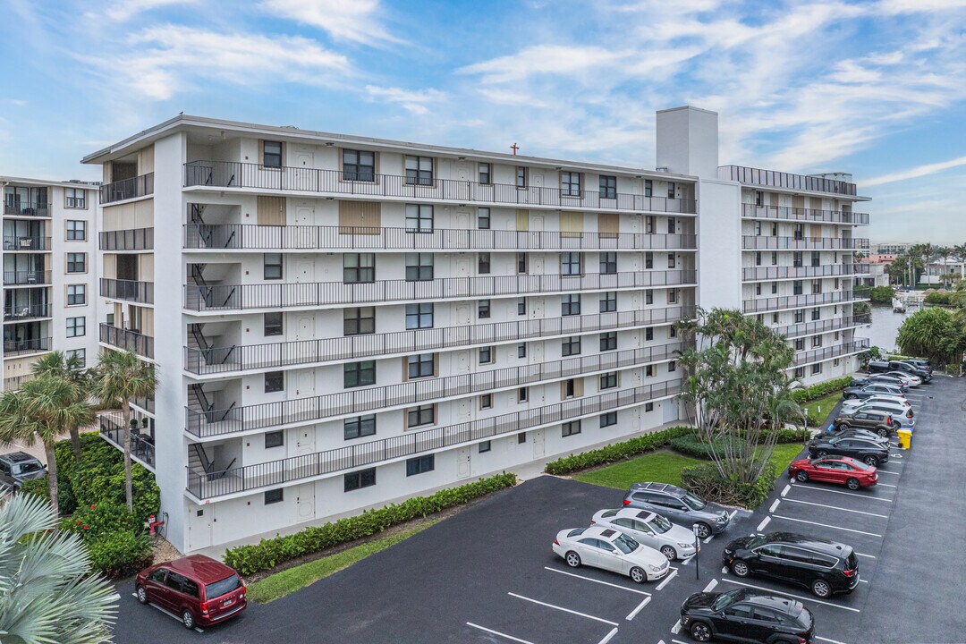 Palm Beach Harbour Club in Palm Beach, FL - Building Photo