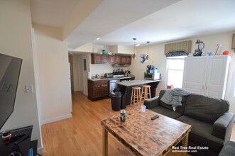 21 Weitz St, Unit 3 in Boston, MA - Foto de edificio - Building Photo