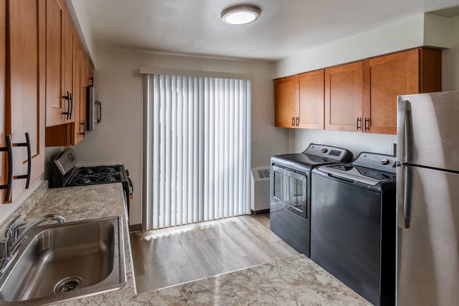 Newport Landings Apartment Community in Middletown, RI - Foto de edificio - Building Photo