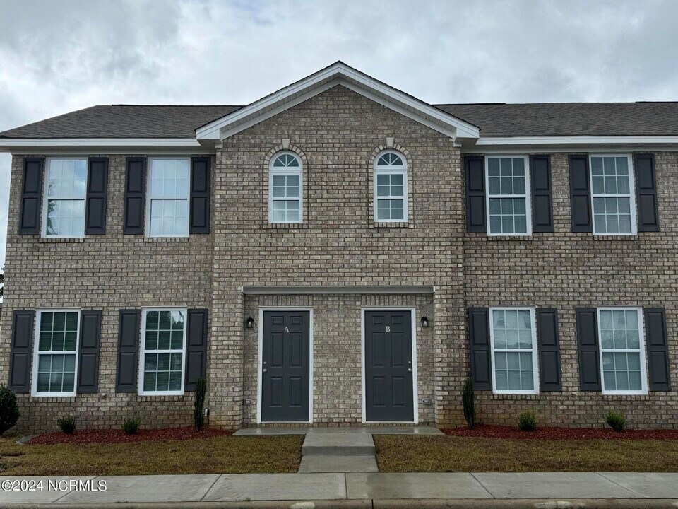 3028 Spring Creek Rd in Greenville, NC - Foto de edificio