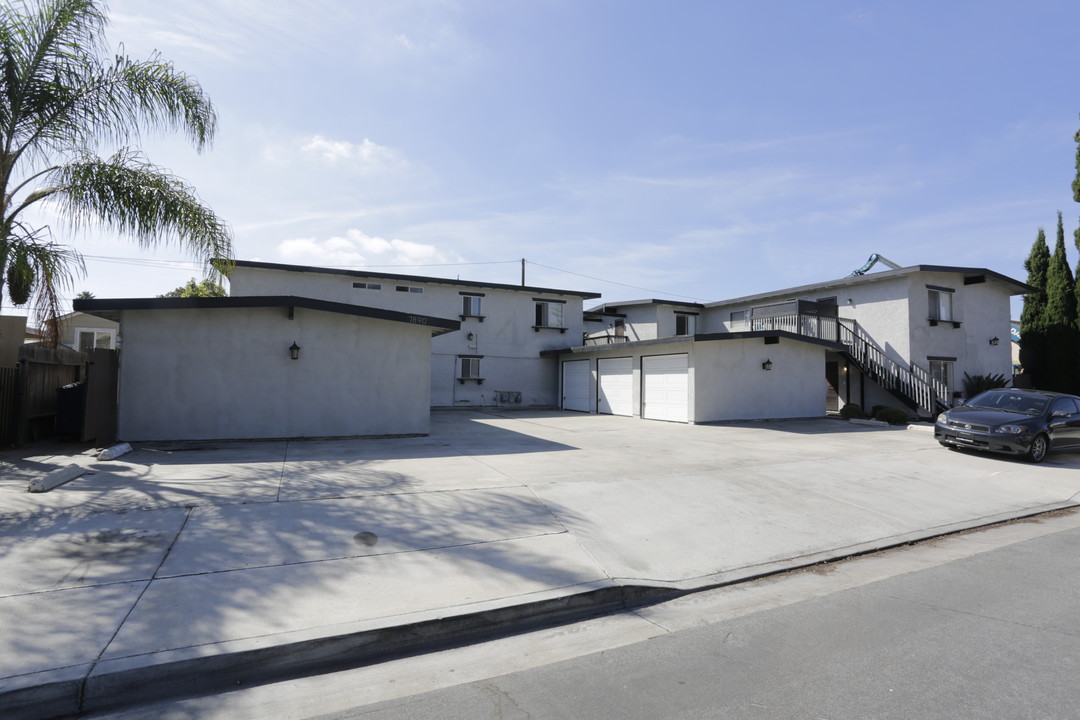 7890 Alhambra Dr in Huntington Beach, CA - Building Photo