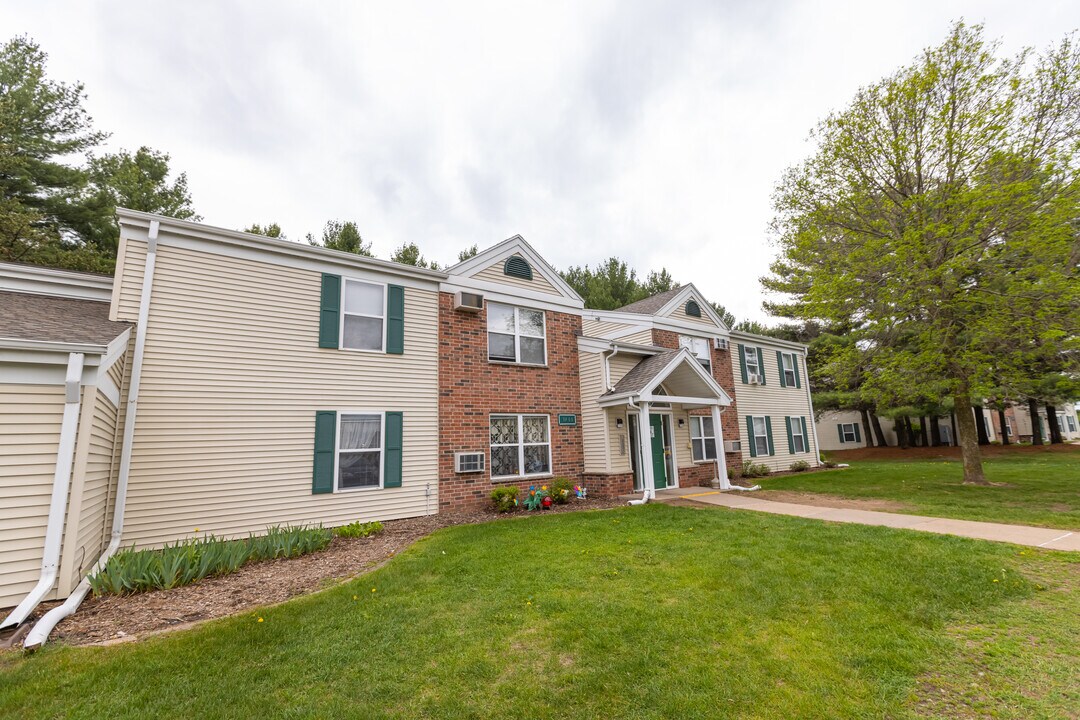 Weston Pines in Schofield, WI - Foto de edificio