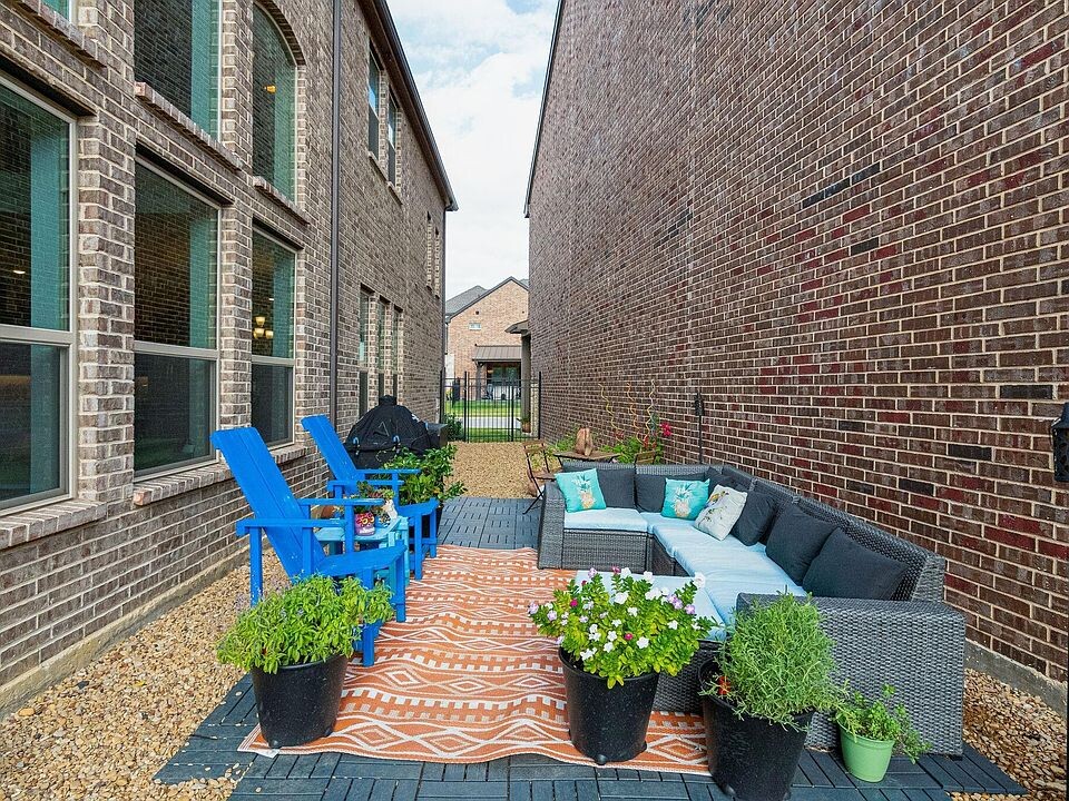 576 Courtyard Ln in Irving, TX - Building Photo