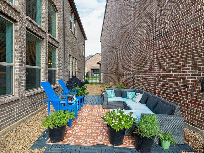 576 Courtyard Ln
