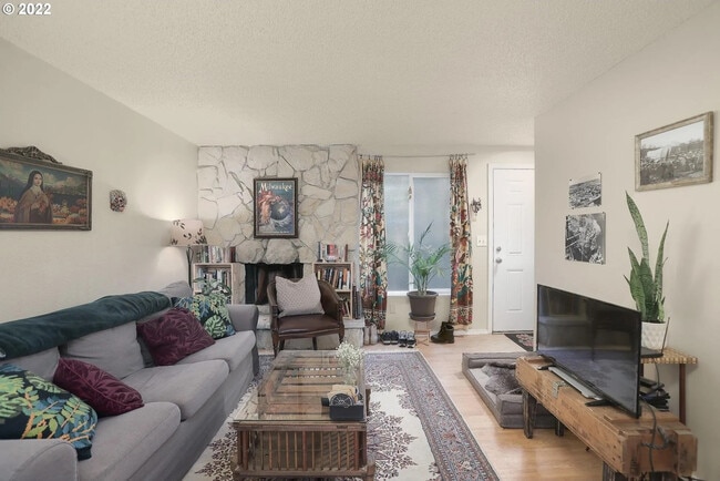 4167 SE Cesar E Chavez Blvd in Portland, OR - Foto de edificio - Building Photo