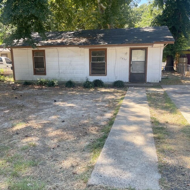 property at 1004 S 7th St