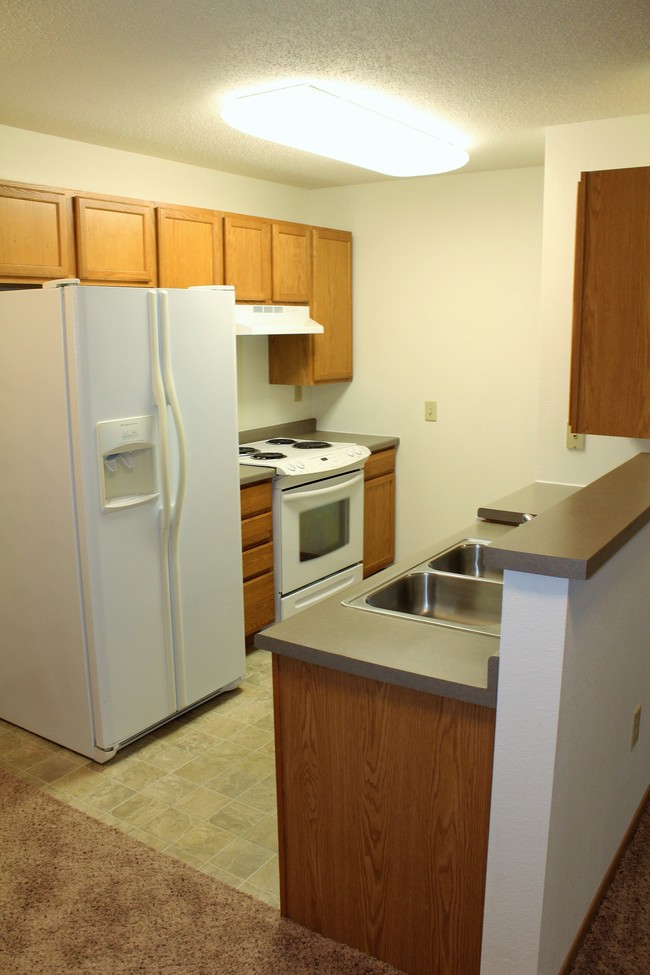 Fieldstone Village Senior Apartments-55+ in Fargo, ND - Building Photo - Building Photo