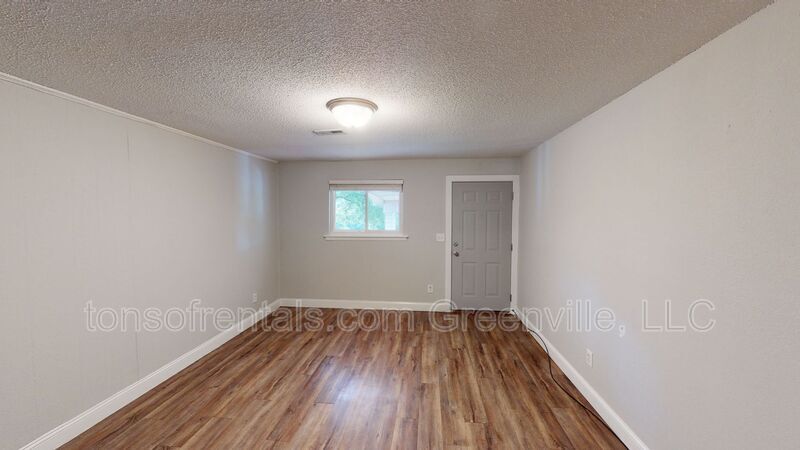 84 W Park Dr in Spartanburg, SC - Building Photo