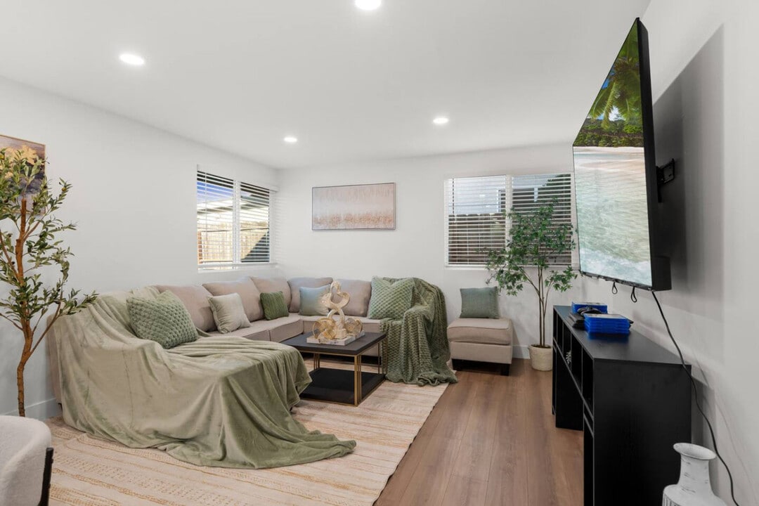 1676 Raynell Way in El Cajon, CA - Building Photo