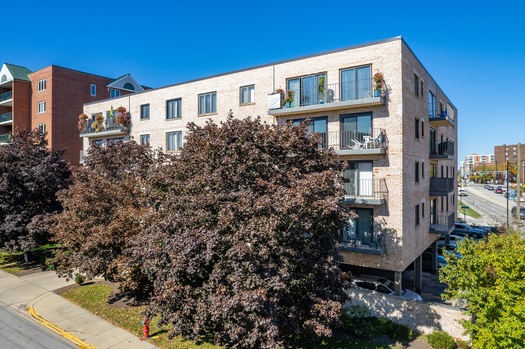 Thacker Point Condominiums in Des Plaines, IL - Building Photo