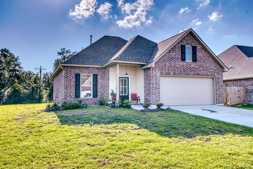 211 Zachary Ln in Bridge City, TX - Building Photo