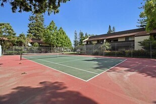 999 W Evelyn Ave in Sunnyvale, CA - Building Photo