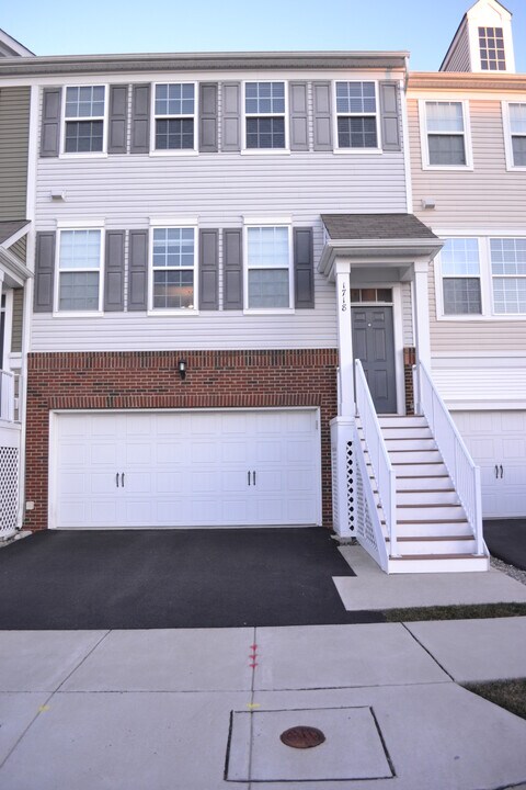 1718 Beacon Ln in Warrington, PA - Foto de edificio