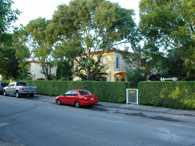 Victoria Garden Apartments in Fort Lauderdale, FL - Building Photo - Building Photo