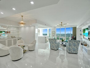 411 N New River Dr E in Fort Lauderdale, FL - Foto de edificio - Building Photo