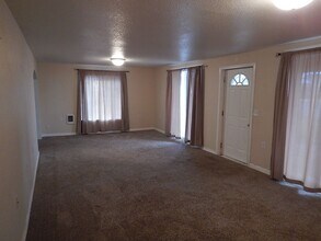 213-215 NE 7th St in Prineville, OR - Building Photo - Building Photo