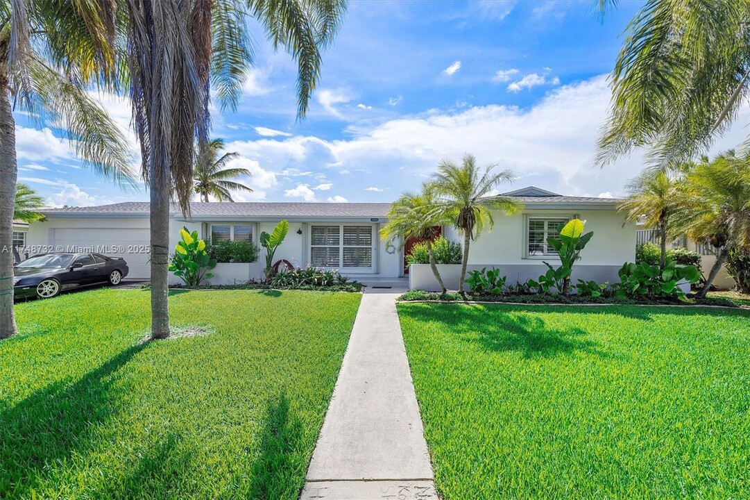 15400 Palmetto Lake Dr in Miami, FL - Building Photo