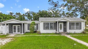 2122 52nd Ave N in St. Petersburg, FL - Building Photo