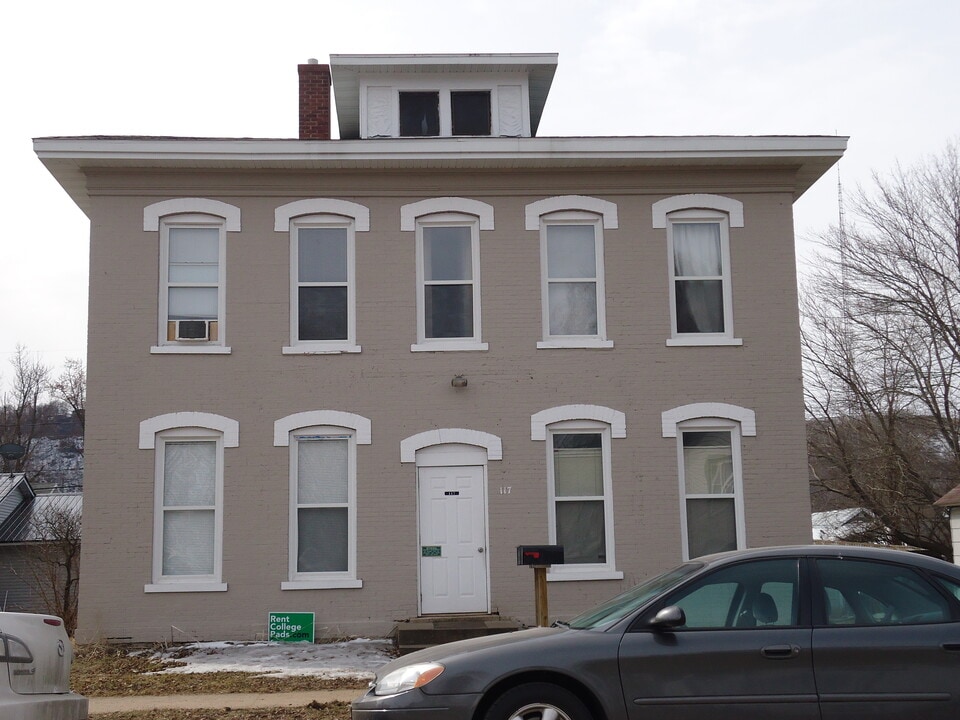 117 E Howard St, Unit 3 in Winona, MN - Building Photo