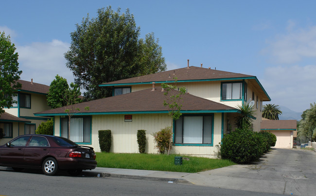 111 N Poe St in Lake Elsinore, CA - Foto de edificio - Building Photo